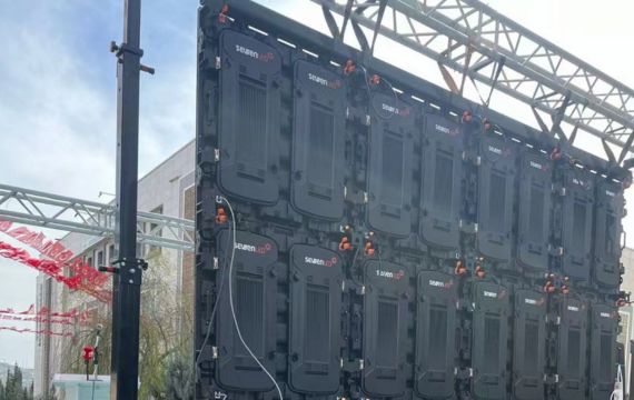 Outdoor screen hoisting